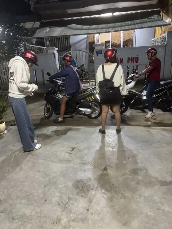 Khách nhận xe buổi tối trước cổng Văn Phú, 1/15/5 Thông Thiên Học, Đà Lạt