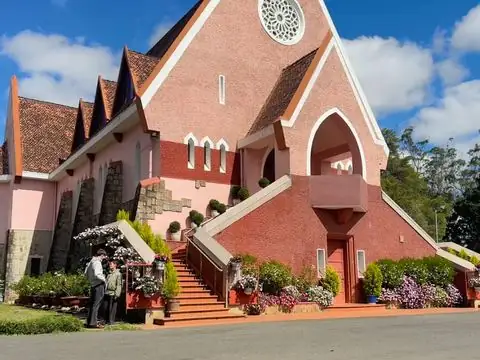 Domaine de Marie (iglesia rosa)