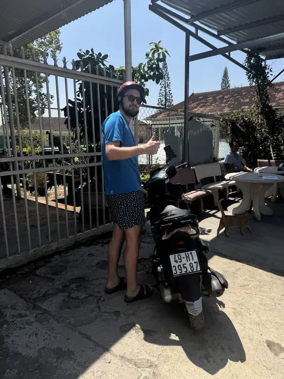 Khách giơ ngón cái bên chiếc Honda Air Blade thuê tại Văn Phú Đà Lạt